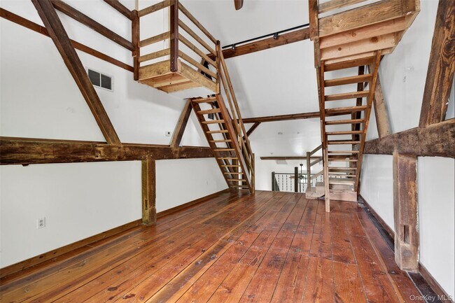 Building Photo - 79 Quaker Hill Rd