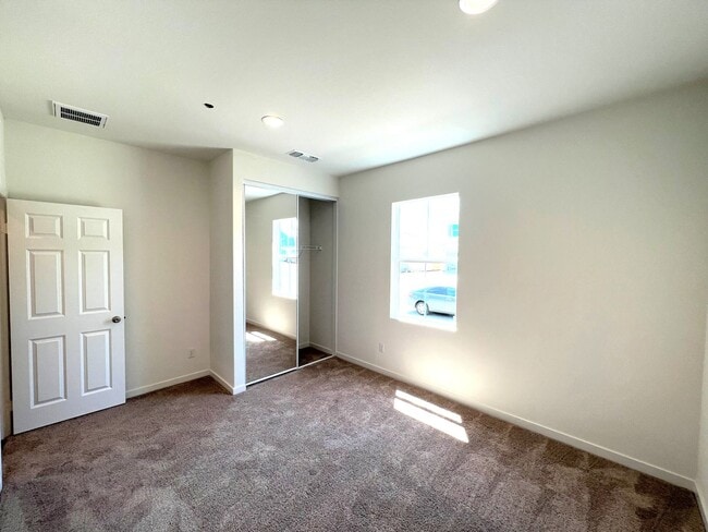 Building Photo - Beautiful Single Story 3 Bedrooms, 2 Bathr...