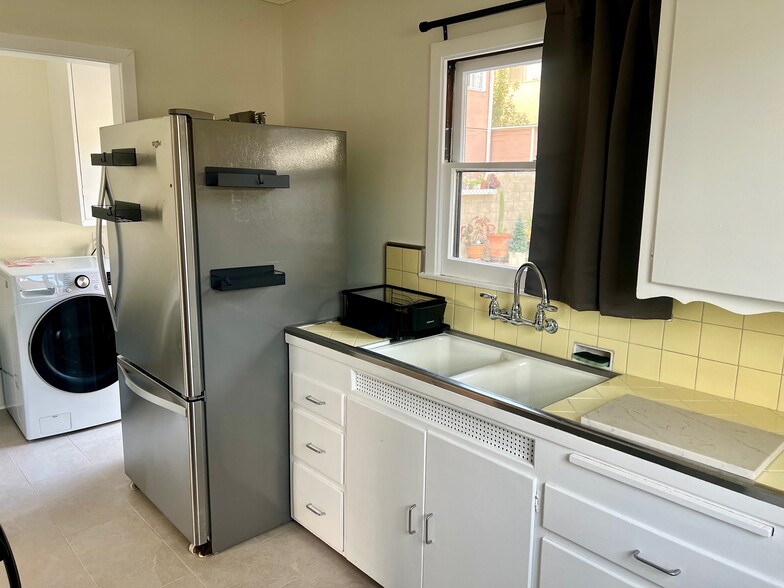 Building Photo - 525 W Plymouth St