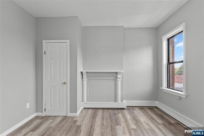 Building Photo - 9 E Monroe St