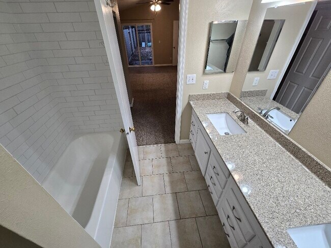 Building Photo - 93 W High Oaks Cir