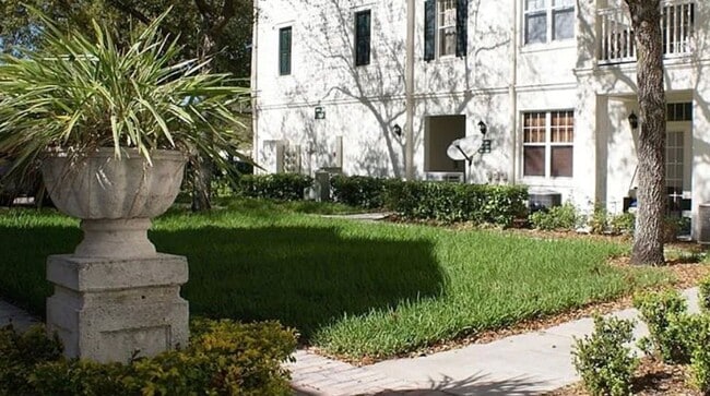 Building Photo - 700 Siena Palm Dr