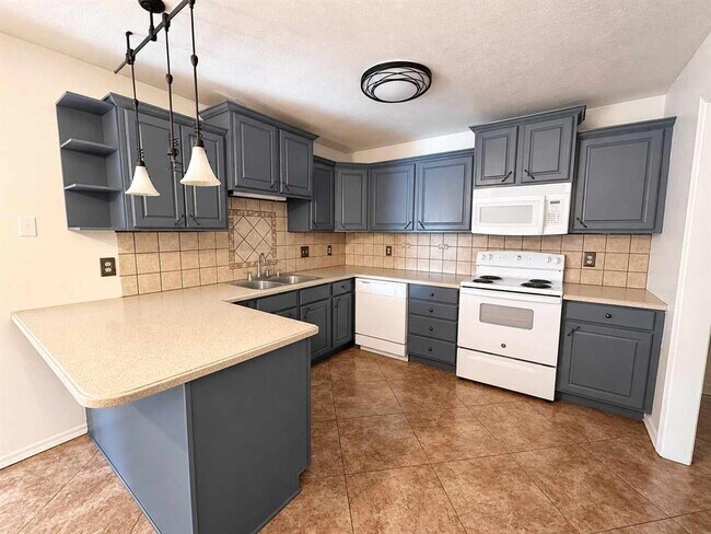 Building Photo - 208 Cherrywood Dr