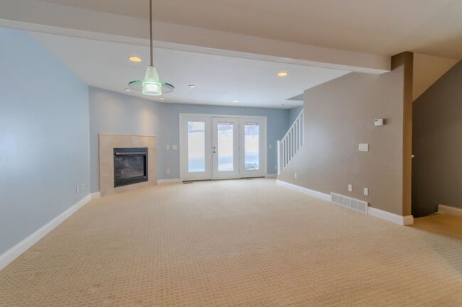 Building Photo - Modern Living Meets Cozy Charm