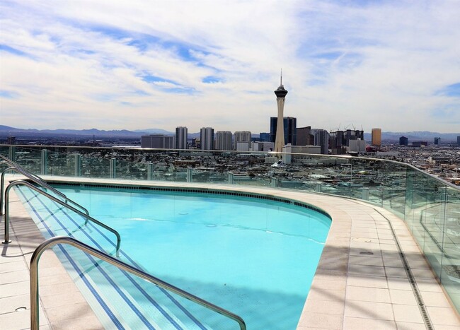 Building Photo - Unfurnished Downtown Hi-Rise Loft near the...