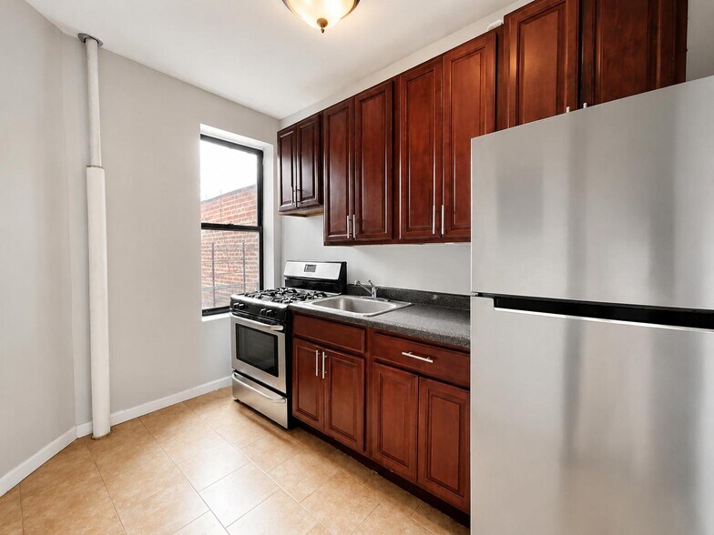 Building Photo - 571 W 159th St