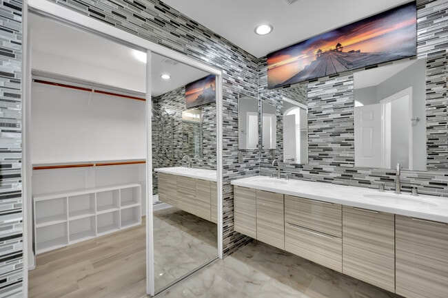 Building Photo - 9645 Grapeland Ave