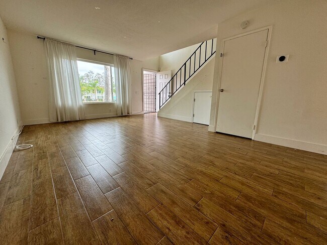 Building Photo - FOR RENT 2BD/1.5 BA/2 parkings/ Town House