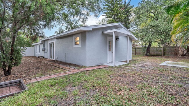 Building Photo - Spacious remodeled South Tampa 4BR/3BA hom...