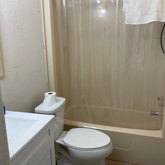 Building Photo - Amazing semi private secluded property