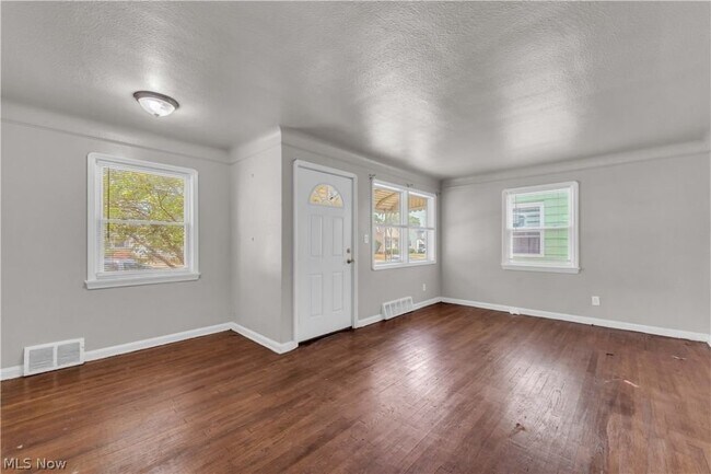 Building Photo - 15902 Maplewood Ave