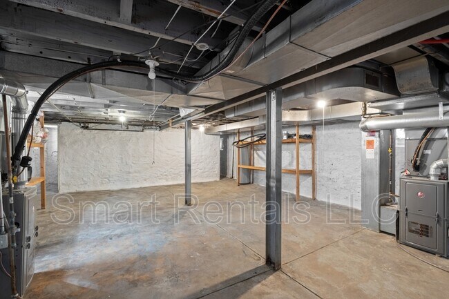 Building Photo - 5065 Lindenwood Ave