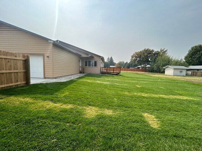 Building Photo - Beautiful 3 bed, 2 bath Hamilton home