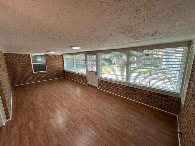 Building Photo - 835 Wycliffe Dr