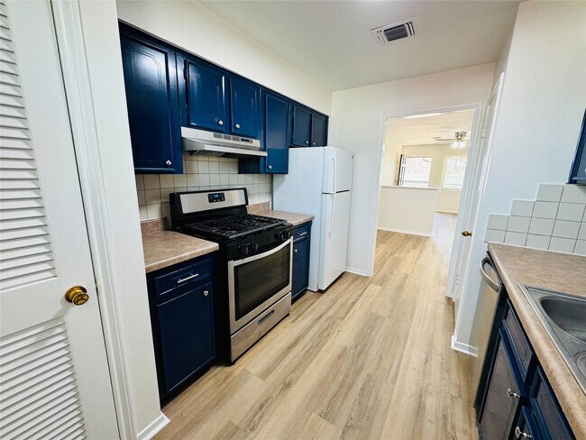 Building Photo - 340 N Houston