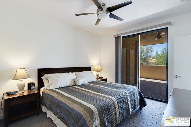 Building Photo - 870 E Palm Canyon Dr