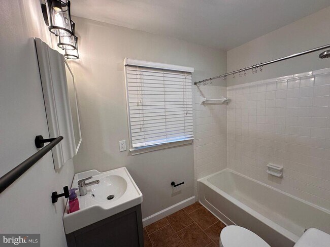 Building Photo - 13 Carriage House Cir