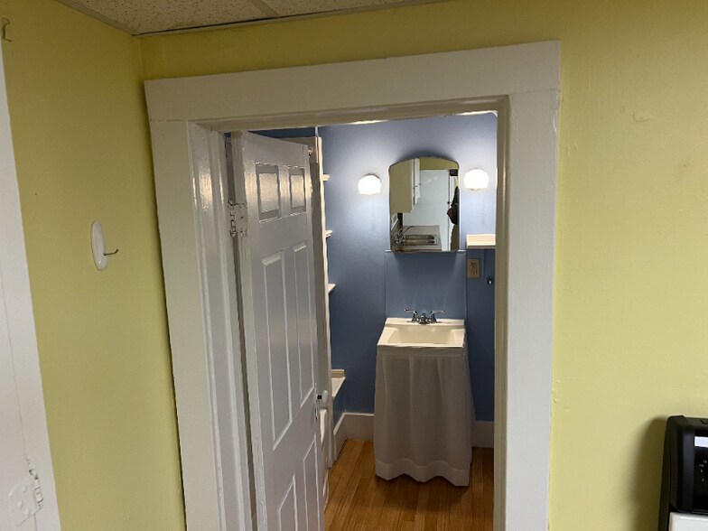 Building Photo - 1 Pomfret Rd