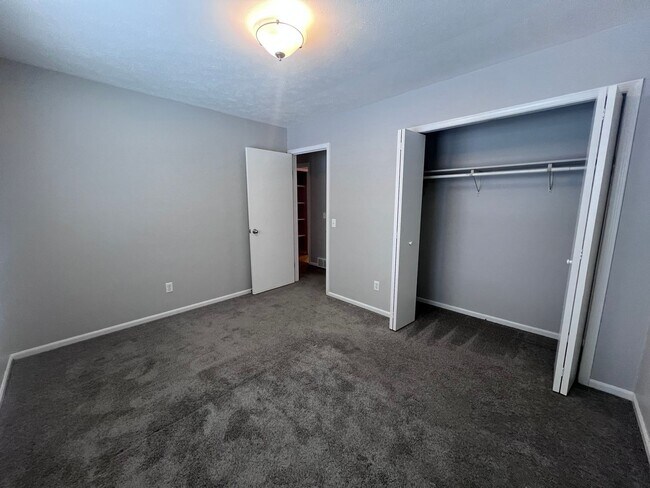 Building Photo - Updated 2 Bedroom Side by Side Duplex!