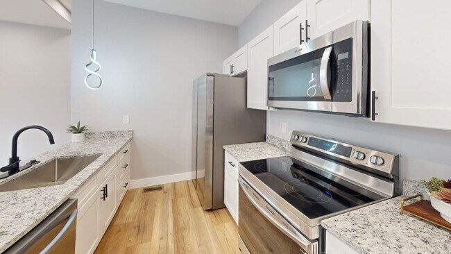 Building Photo - 1207 Hedge Ave