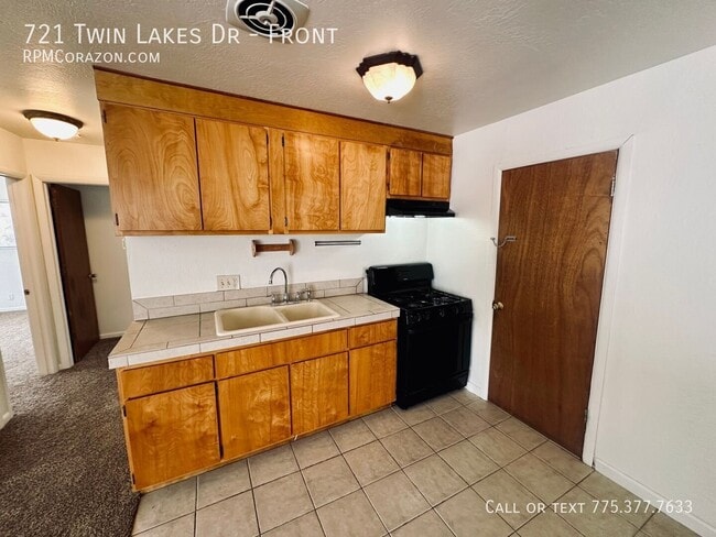 Building Photo - 721 Twin Lakes Dr