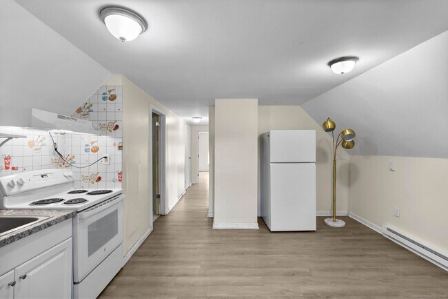 Building Photo - 141 Crown St