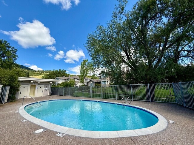 Building Photo - REMODELED FOUR BEDROOM / THREE BATH TOWNHOUSE IN COURTYARD AT PATRIDGE KNOLLS