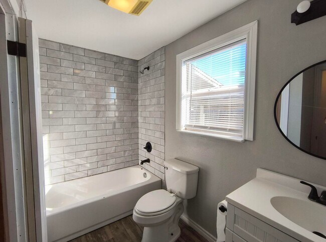 Building Photo - Remodeled 4 Bedroom Home AVAILABLE NOW!