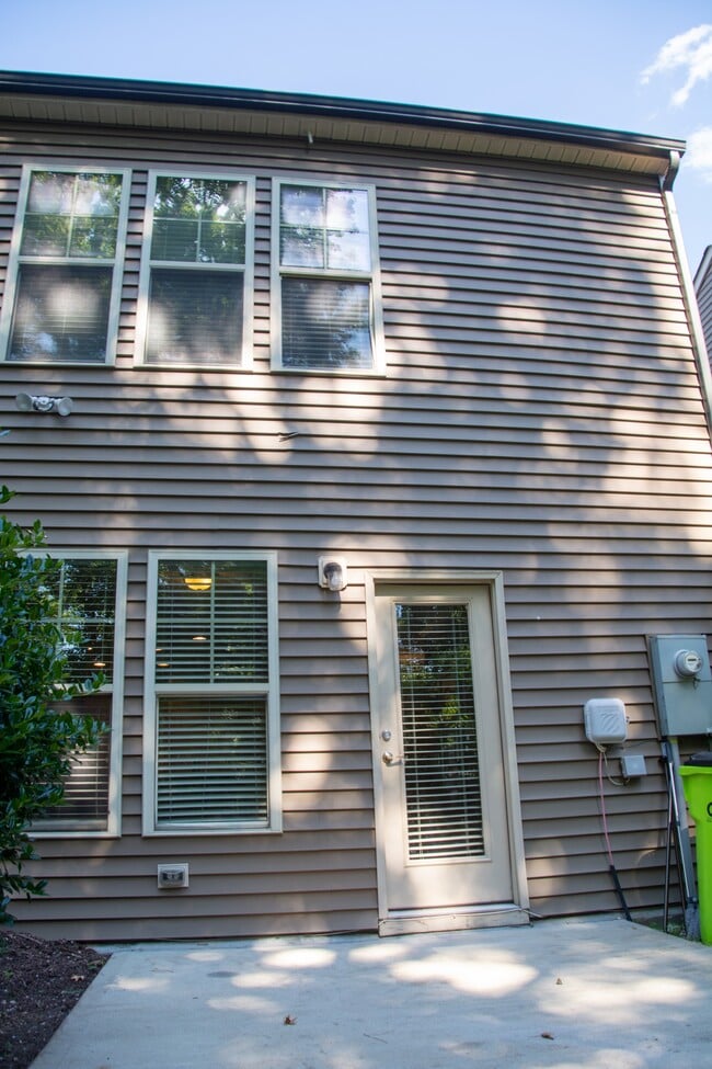 Building Photo - 122 Tuftin Dr