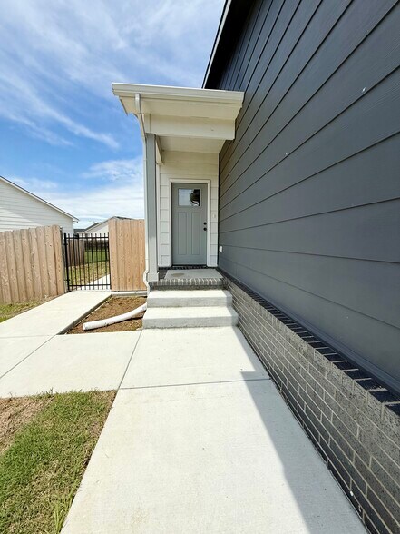 Building Photo - 5270 Pinecrest Ct N