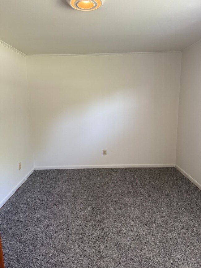 Building Photo - Adorable Duplex with New Flooring! - Lawncare Included!