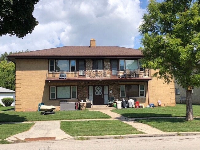 Building Photo - Charming & Bright 2-Bedroom Apartment in Milwaukee's Fairview Neighborhood!