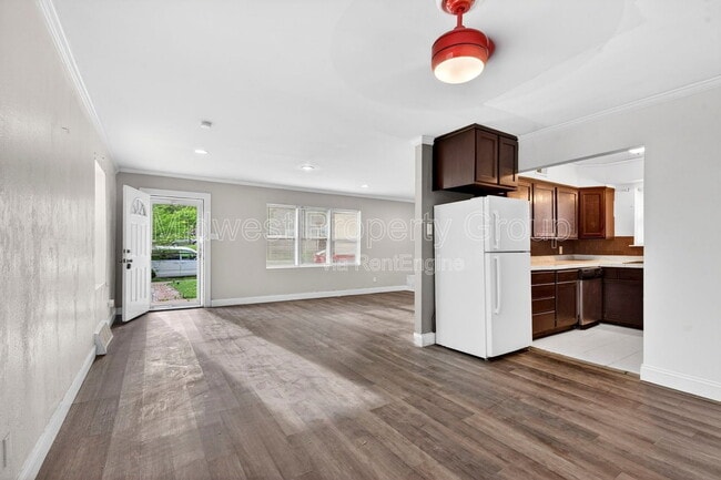 Building Photo - 2352 Rockdale Ave