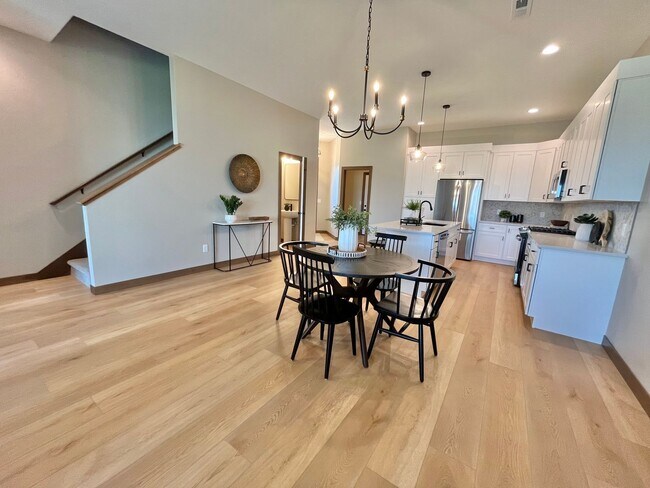 Building Photo - Stunning 5 Bed/2.5 Bath Twinhome!