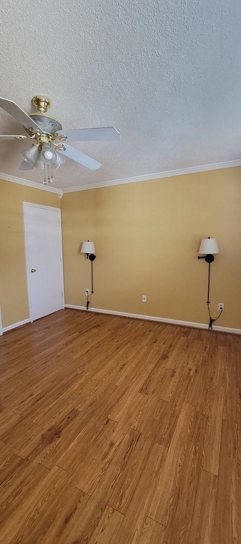 Building Photo - Ready to Move in