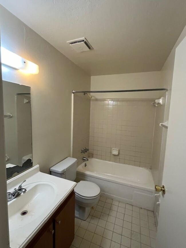 Building Photo - 2-bedroom, 1-bathroom home in the Pine Rid...