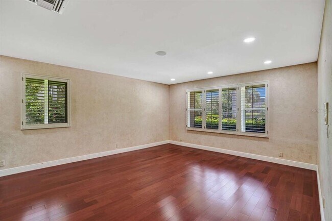 Building Photo - 2527 Lakes Dr