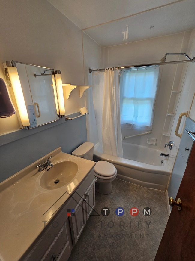 Building Photo - 1212 35th St NE