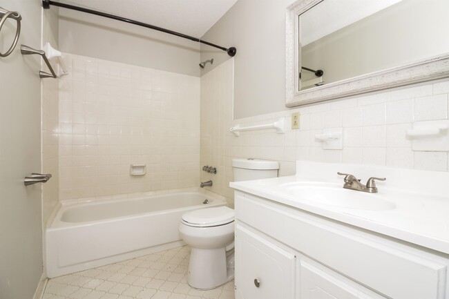Building Photo - 6885 Silver Hill Ln