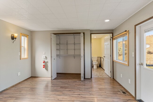 Building Photo - 1-bedroom, 1.5-bathroom open concept
