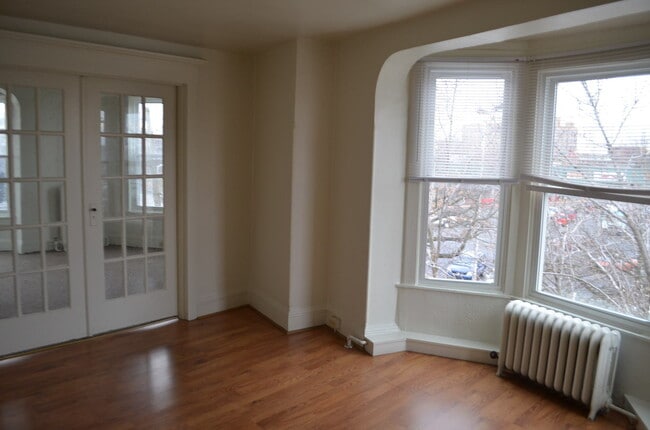 Building Photo - 1 Bedroom 3rd Floor Apartment Near York Re...