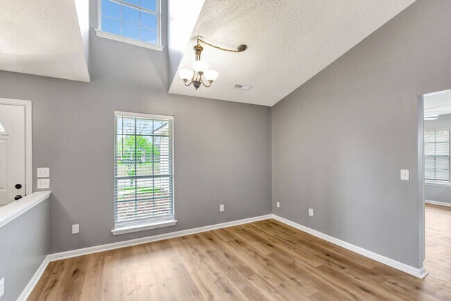 Building Photo - The Lakes