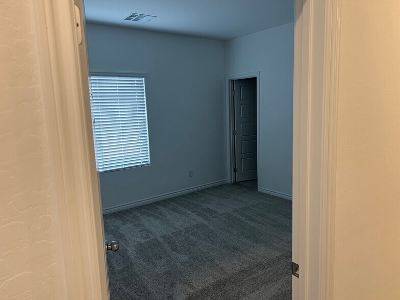 Building Photo - 600 N Carriage Hill Dr