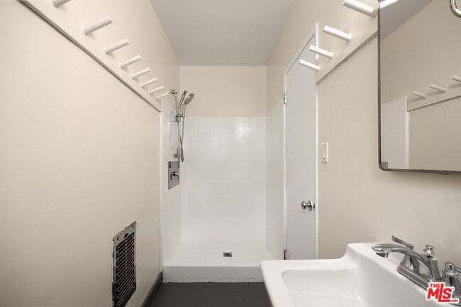 Building Photo - 161 W Channel Rd