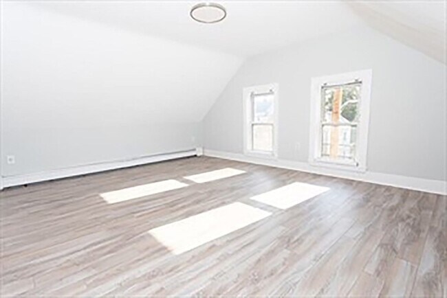 Building Photo - 145 Maple St