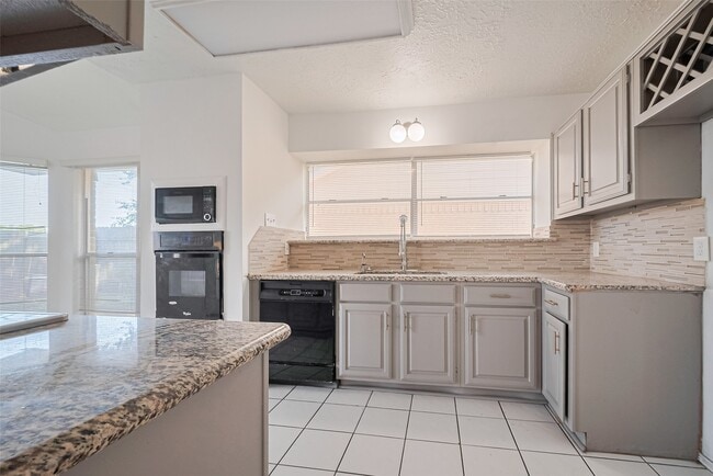 Building Photo - 2107 Creekshire Dr