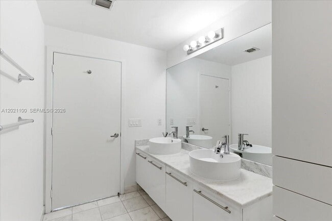 Building Photo - 888 Biscayne Blvd