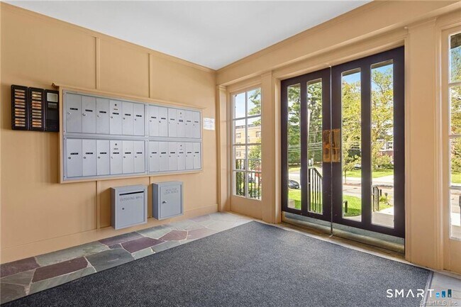 Building Photo - 869 Farmington Ave