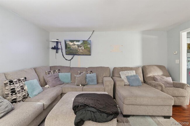 Building Photo - 5315 Edgewood St