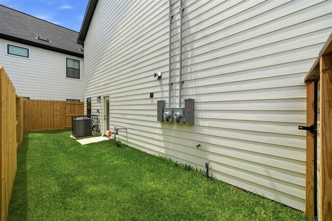 Building Photo - 2107 Esther Dr